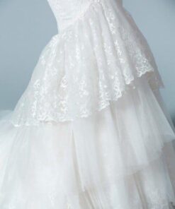 lace design of fitted wedding dresses