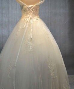 lace up back wedding gowns