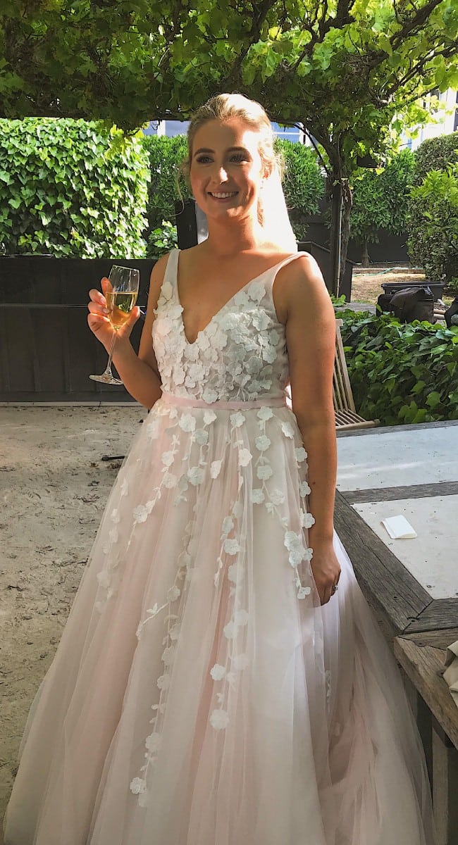 Sleeveless v-neck plus size wedding gown from Darius Bridal (650 x 1200 Pixel)