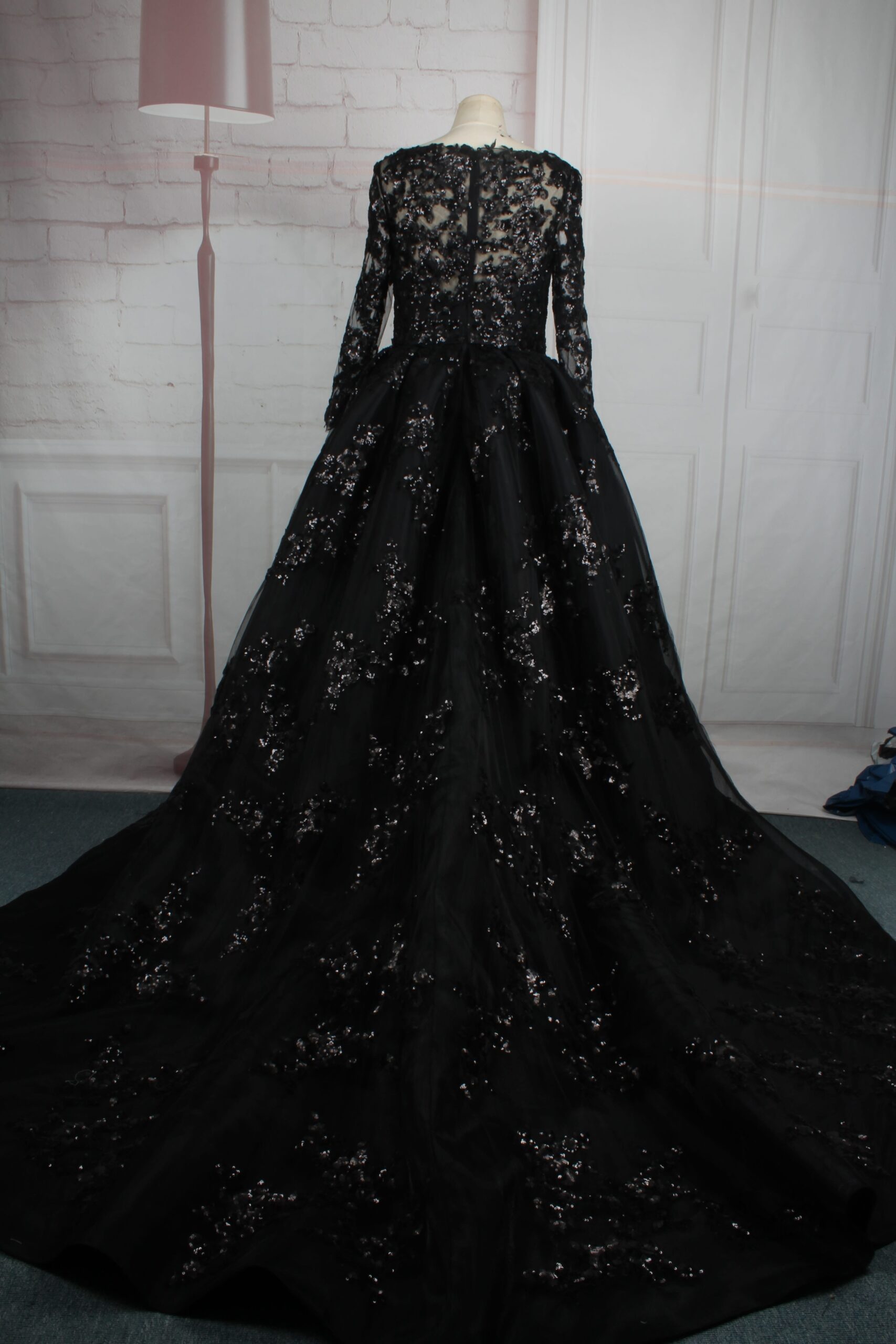 Long black party dress with embroidered lace | INVITADISIMA