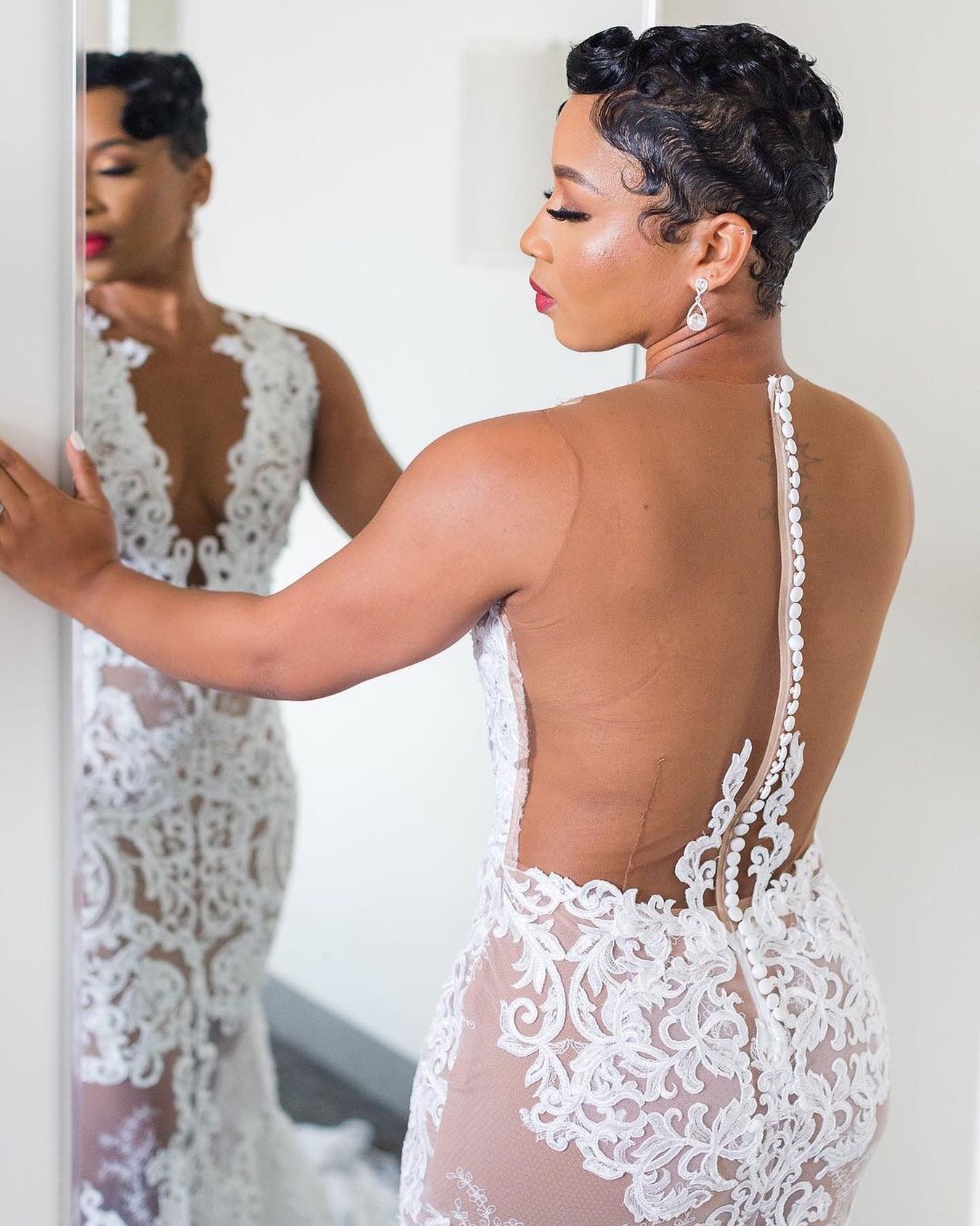 Sexy sheer back v-neck sleeveless wedding gown